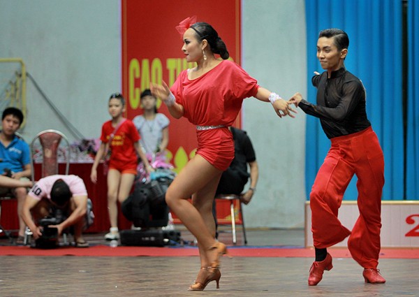 Trong giải đấu này, Khánh Thi còn có dịp tái ngộ với bạn nhảy cũ Phan Hiển. Trong giải đấu này, bạn nhảy Phan Hiển của Khánh Thi cũng tham gia thi đấu.