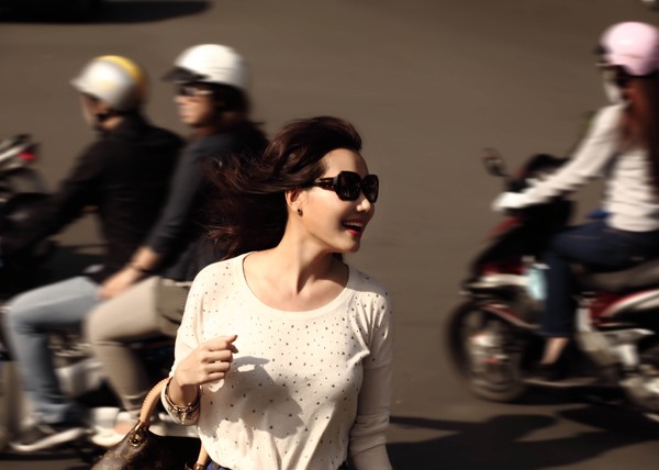 MC chương trình 'Sức sống mới' Nguyệt Ánh diện áo thun, quần short tung tăng sải bước trên phố Sài Gòn.
