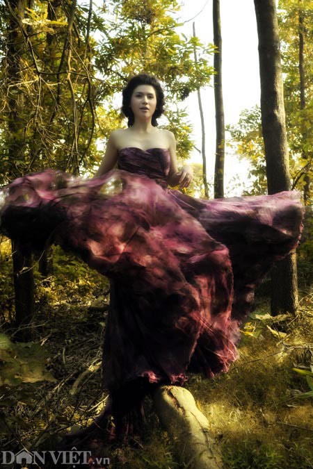 Trong bộ hình mới nhất của mình, nữ diễn viên Quỳnh Hoa hóa thân vào hình ảnh "người đẹp ở trong rừng" lung linh, huyền ảo.