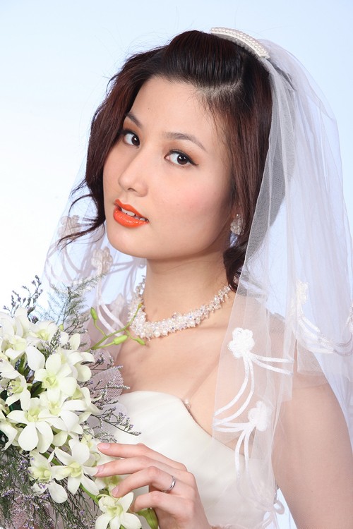 Người đẹp Hoa hậu Thế giới người Việt rạng ngời khi lên xe hoa trong bộ phim truyền hình 'Những cô nàng độc thân làm mẹ'.