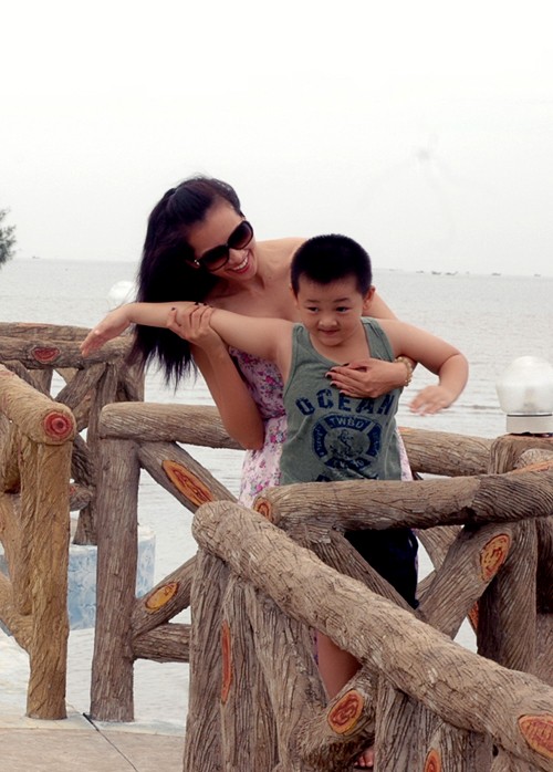 Anh Thư đưa con trai Tiểu Long đi nghỉ mát ở khu du lịch Cần Giờ TP HCM.