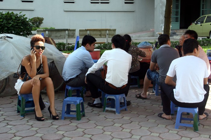 Ngồi trà đá khoảng 20 phút, Thảo Trang vội vã lên taxi vì có hẹn với ai đó.