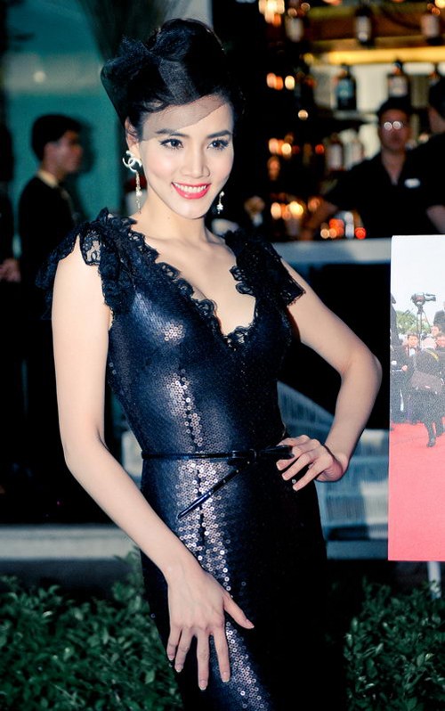 Nếu Ngọc Diệp dự tiệc với phong cách khỏe khắn, cá tính thì Trang Nhung lại lộng lẫy với phong cách cổ điển. Bộ váy đen lấp lánh bó sát cơ thể và xẻ ngực sâu giúp người đẹp khoe tối đa vẻ gợi cảm.