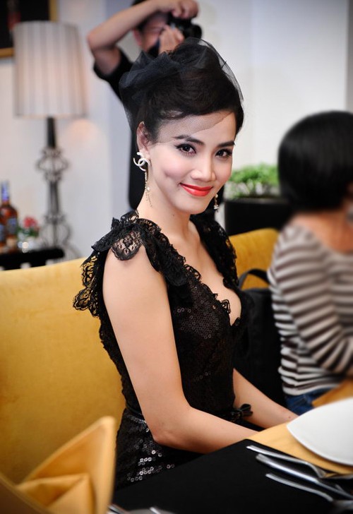 Nữ diễn viên cũng là thành viên của đoàn nghệ sĩ Việt Nam sẽ lên đường dự LHP Cannes diễn ra tại Pháp. Cô cho biết đã đặt may một bộ cánh màu hồng lộng lẫy để tham dự sự kiện đình đám này.