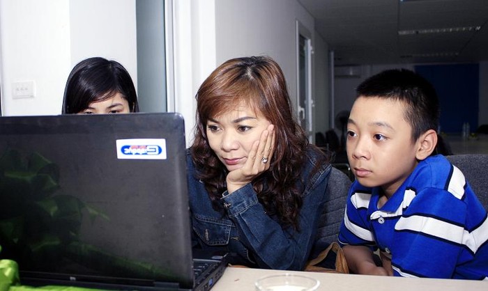 Vũ Song Vũ và mẹ trong buổi giao lưu trực tuyến với độc giả Báo Giáo dục Việt Nam.