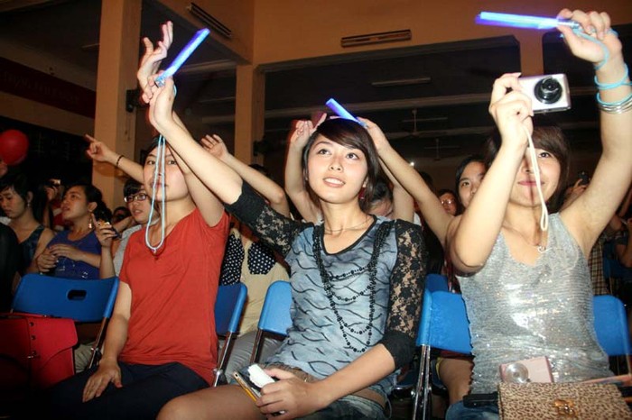 Khi Minh Vương trình bày ca khúc hít Nỗi đau xót xa, toàn bộ sinh viên trong khán phòng hết sức hào hứng....