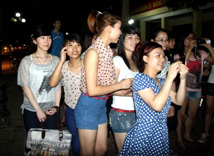 Người yêu Minh Vương (ngoài cùng bên trái) đợi nam ca sỹ chụp ảnh cùng fan hâm mộ khi hát xong.