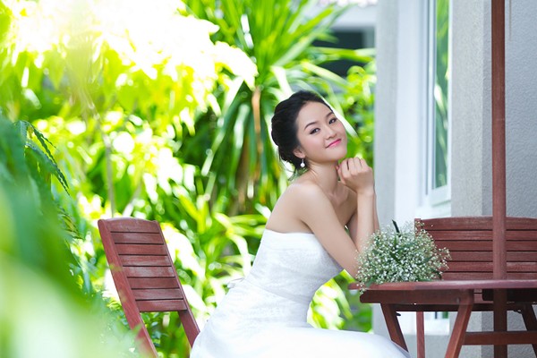 Cô quen doanh nhân Quang Trung, sinh năm 1973 qua một người bạn cùng công ty người mẫu từ nhiều năm trước. Dù hơn cô đến 17 tuổi nhưng sự chín chắn của vị doanh nhân này đã khiến người đẹp sinh năm 1990 say đắm. Cả hai gắn bó được 2 năm mới đi đến quyết định kết hôn.