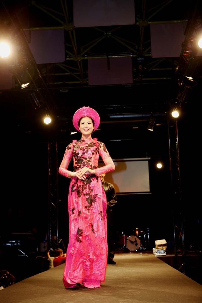 Hoa hậu Ngọc Hân đằm thắm với tà áo dài truyền thống.