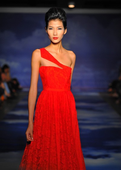 Thân hình cò hương của người đẹp không không khá hơn khi diện một chiếc váy đỏ nổi bật.
