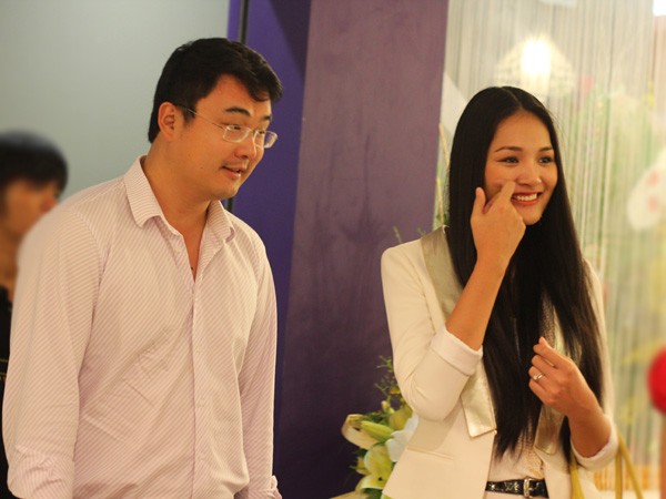Hương Giang mặc bộ vest trắng cách điệu, trông như một nhân viên văn phòng. (Theo Ngôi Sao)