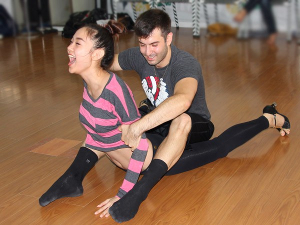 Trong buổi tập, Minh Hằng được người bạn nhảy hướng dẫn một số động tác khó. Cô phải nằm úp, uốn cong người ra sau và xoạc chân.