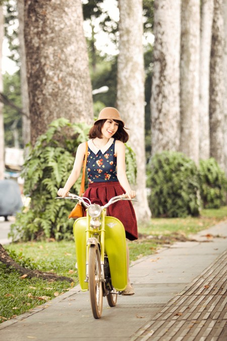 Mặc bộ váy kiểu dáng vintage, cưỡi chiếc Mobylette màu xanh lá mạ dạo trên những con đường yên tĩnh của Sài Gòn, người đẹp Thu Hằng như quay ngược thời gian trở về thời niên thiếu vui vẻ và hồn nhiên.