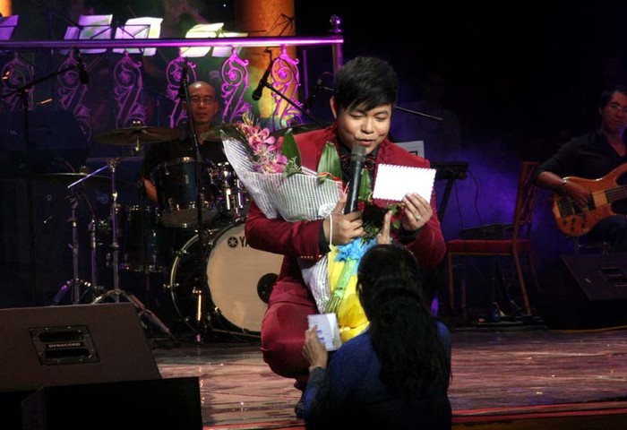 Quang Lê nhận tiền và hoa của fan hâm mộ tặng trong chương trình 'Nhật ký đời tôi' của Chế Linh.