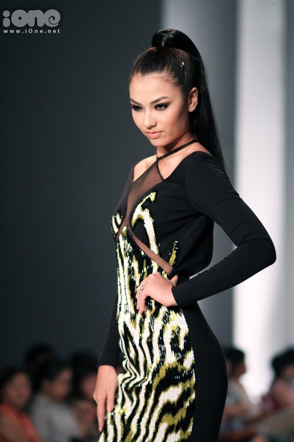 Tối 13/6, Hồng Quế đã xuất hiện trong vai trò người mẫu chính của chương trình Thời trang và đam mê diễn ra tại TP HCM.