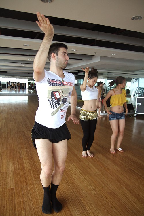 Tuy nhiên, Atanas cũng chưa bao giờ thử sức ở belly dance nên anh nhảy rất lóng ngóng.
