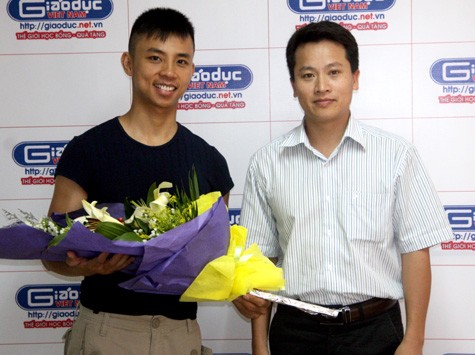 Phó Tổng biên tập Báo Giáo dục Việt Nam, ông Bùi Ngọc Cải tặng hoa Giám khảo Chí Anh tại tòa soạn.