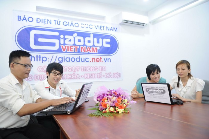 Các khách mời tại văn phòng đại diện phía Nam của Báo Giáo dục Việt Nam, giao lưu trực tuyến với bạn đọc.