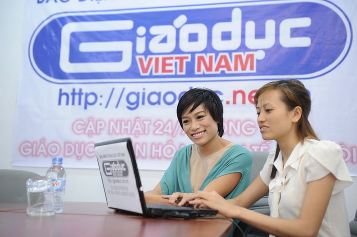 Biên đạo múa Trần Ly Ly cười tươi khi trả lời câu hỏi của độc giả, tại trụ sở văn phòng đại diện phía Nam Báo Giáo dục Việt Nam.