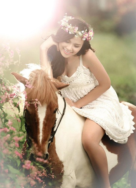 Hoa hậu Diễm Hương vừa có một bộ ảnh mới trong đó cô mặc một chiếc váy trắng mỏng manh, tóc buông dài, chân trần cưỡi ngựa.