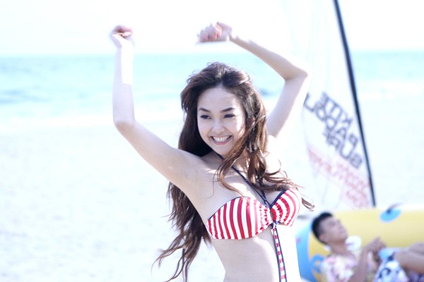Trong thời gian tham gia "Bước nhảy hoàn vũ", Minh Hằng và Atanas đã tranh thủ khoảng thời gian rảnh để ghi hình cho MV "Nắng vui càng vui" trên bãi biển.