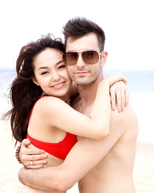 Trong clip ca khúc mới, Minh Hằng và Atanas không ngần ngại ôm nhau trên bãi biển.