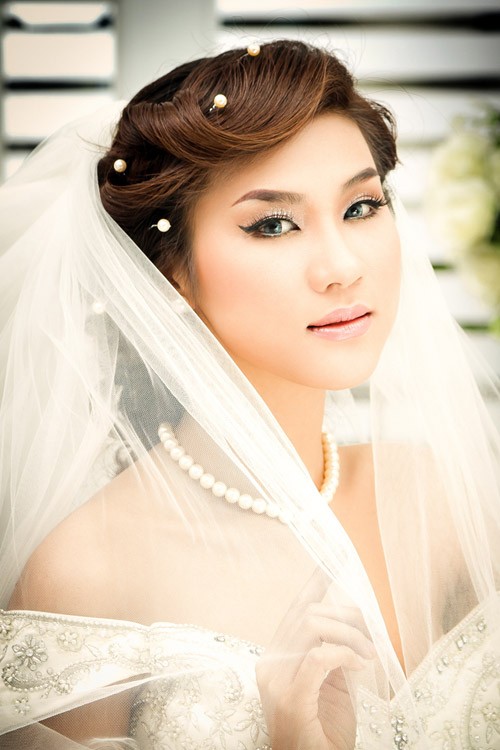 Mặc váy cưới và trang điểm nhẹ nhàng, trông Kim Dung xinh tươi và cuốn hút. (Theo Ngôi Sao)