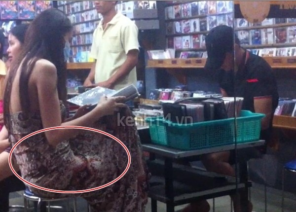 Vào tối hôm qua - 24/6, Thủy Tiên bịt khẩu trang kín mít cùng với bạn trai Công Vinh vào lựa mua DVD tại một cửa hàng băng đĩa ở trung tâm Tp.HCM.