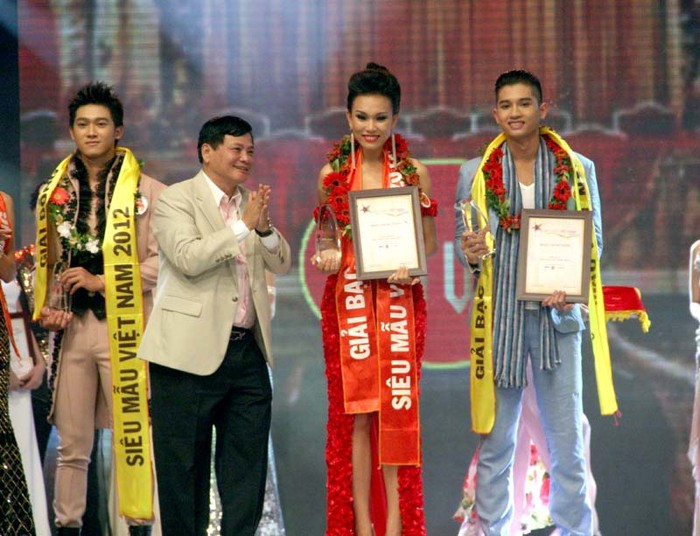Nhà báo Nguyễn Công Khế cũng đại diện BTC trao giải bạc cho các thí sinh Siêu mẫu 2012.