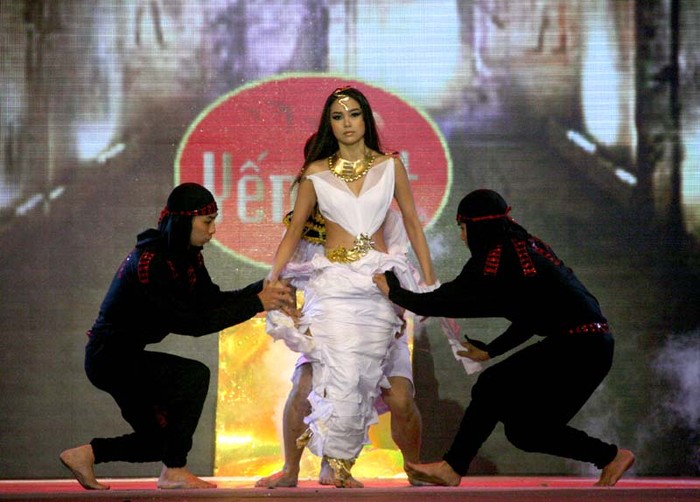 Với 1 điệu nhảy mô tả hình ảnh nữ hoàng Ai Cập, Minh Hằng đã có màn xé tung quần áo ngay trên sân khấu.