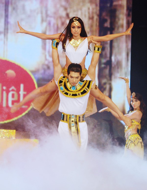 Hóa thân vào vai xác ướp Ai Cập, chị và ông hoàng khiêu vũ Trương Nam Thành đã có màn kết hợp ăn ý trong bài nhảy ấn tượng. (Theo Ione)