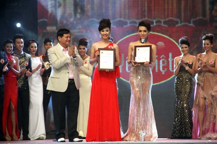 Nhà báo Nguyễn Công Khế - thành viên BGK trao giải thí sinh Siêu mẫu thân thiện cho Cù Ngọc Quý - Thùy Dương.