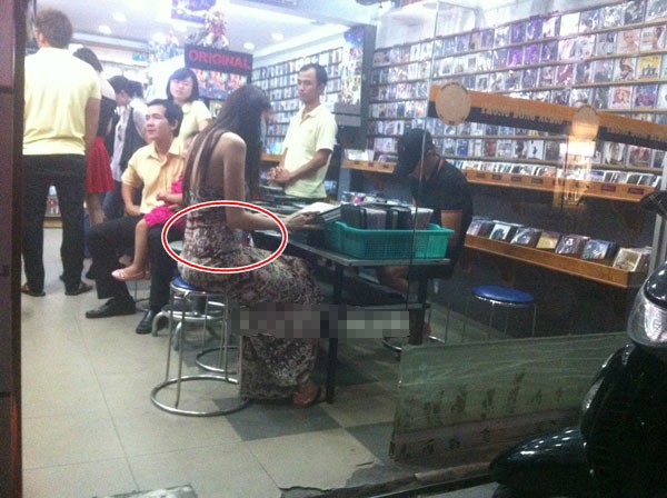 Bức ảnh Thủy Tiên mang bầu cùng Công Vinh ở một cửa hàng băng đĩa.