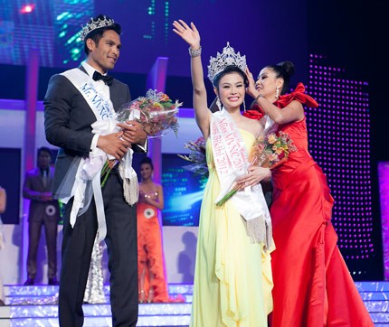 Julia Hồ đăng quang cuộc thi Hoa hậu người Việt hoàn cầu 2012.