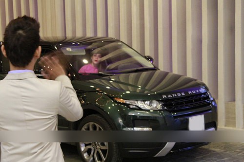 Chiếc xe mới lần này là chiếc Range Rover Evoque niềm mơ ước của bất cứ tay đua ưa mạo hiểm nào, xe có mức giá khoảng gần 3 tỷ.