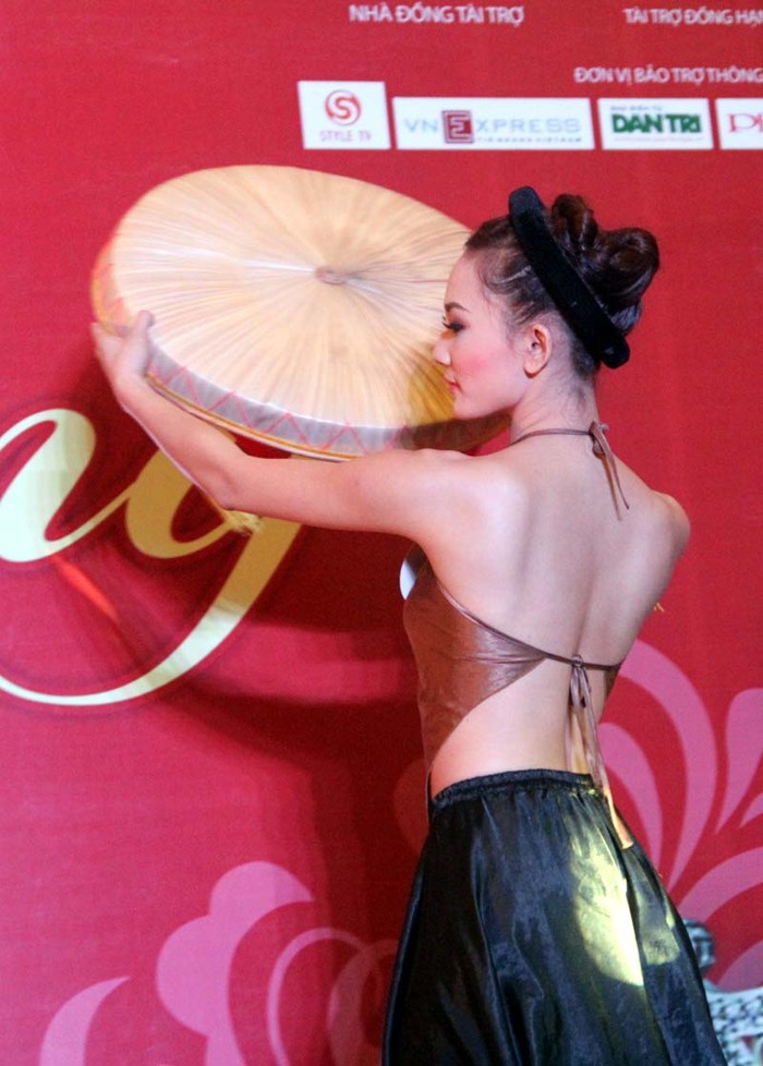 Nguyễn Thùy Linh với điệu múa dân gian.