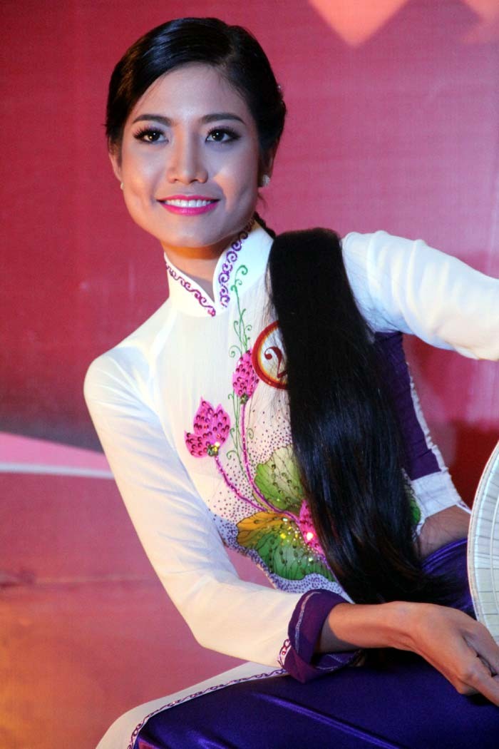 Diện một chiếc áo dài truyền thống, cộng thêm chiếc má lúm đồng tiền xinh xắn, Ninh Hoàng Ngân chiếm được cảm tình của nhiều người khi trình diễn tiết mục múa.