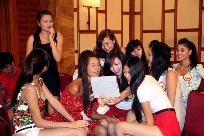 Các thí sinh dùng ipad ghi lại khoảnh khắc bên nhau tại vòng chung kết Hoa hậu Việt Nam 2012.