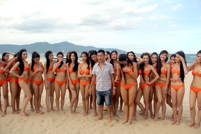 MC Anh Tuấn nổi bật giữa rừng người đẹp bikini vì bộ quần áo...khác biệt.