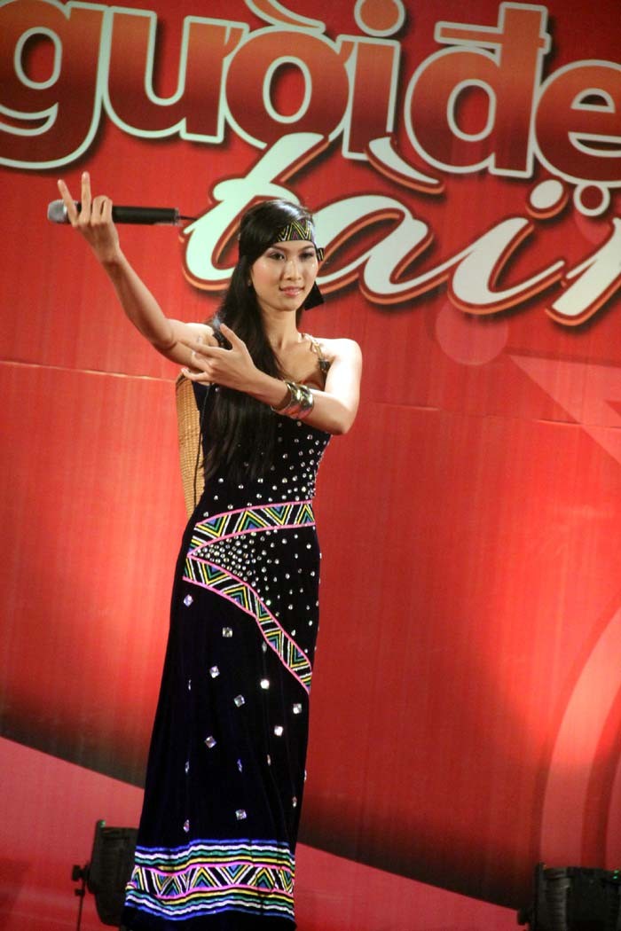 Nguyễn Thị Tuyết Ngọc thể hiện một ca khúc tiếng việt.