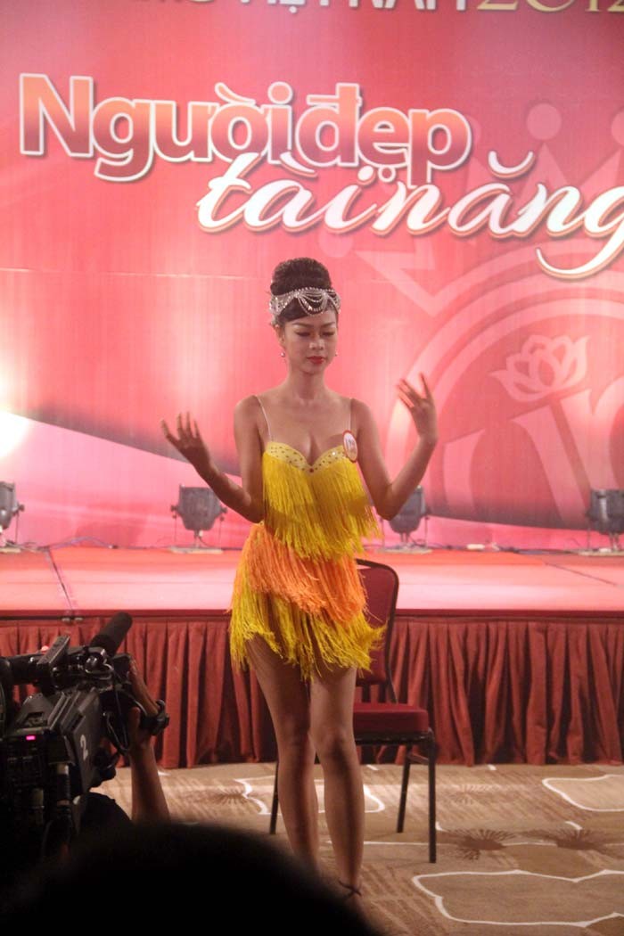 Nguyễn Thị Mỹ Hạnh cũng dự thi chung khảo tài năng bằng bài nhảy dance sport.