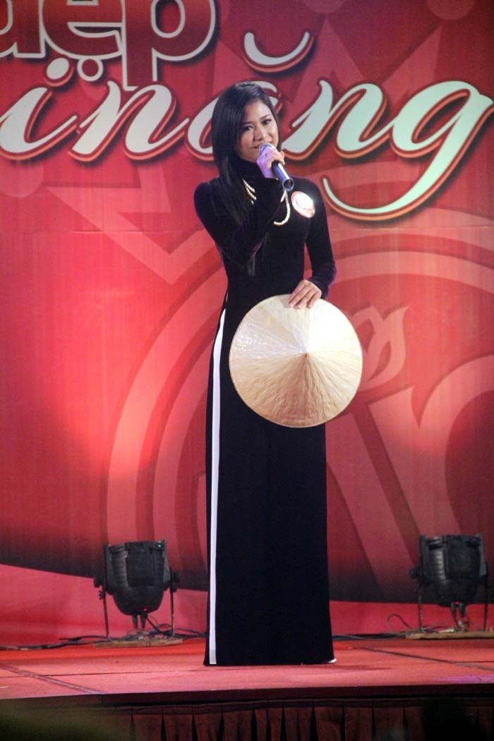 Nguyễn Lê Thục Châu thướt tha áo dài trong một ca khúc hát về Huế.