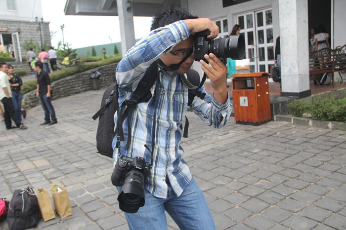 Một phóng viên báo Tiền Phong mải mê tác nghiệp.