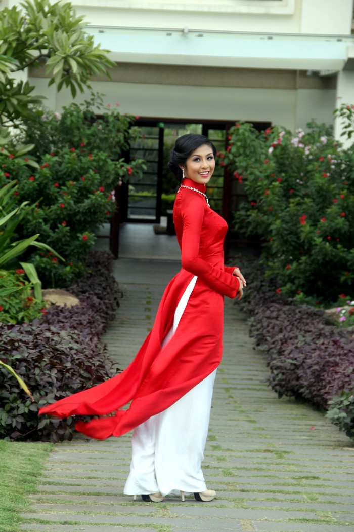 Hoa hậu Ngọc Hân nổi bật với chiếc áo dài truyền thống màu đỏ.