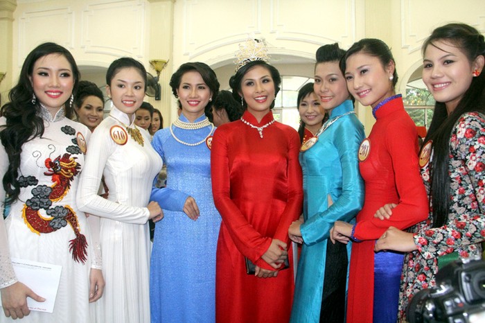 Đương kim hoa hậu đánh giá cao các thí sinh năm 2012 và cho rằng, mỗi người đẹp là một sắc màu rất riêng, cá tính.