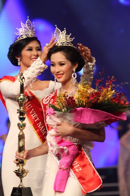 Thời khắc đăng quang của Đặng Thu Thảo. Hoa hậu 2010 Đặng Ngọc Hân đội vương miện cho tân hoa hậu.