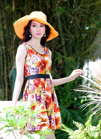 Những bộ váy Đặng Thu Thảo mặc được thiết kế với đường cắt cúp tôn vóc dáng thanh mảnh.