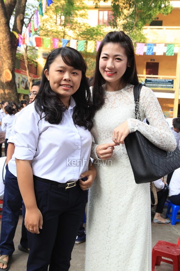 Sáng hôm nay (5/9), Á hậu HHVN 2012 Dương Tú Anh đã có mặt tại ngôi trường cấp 3 Kim Liên (Hà Nội) mà chị ấy từng theo học, để tham dự lễ khai giảng năm học mới.