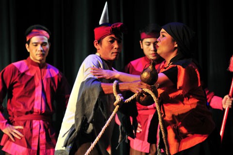 Nhà hát chèo Hà Nội đã mạnh dạn giao những vai diễn quan trọng cho “lứa” diễn viên trẻ đảm nhiệm. Đây là một sự mạnh dạn của những người “cầm quân” muốn tạo điều kiện cho các diễn viên trẻ được thể hiện tài năng của mình.