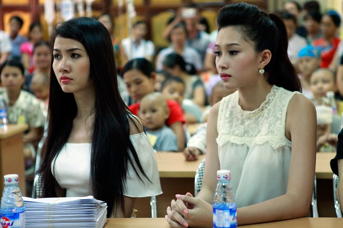 Top 5 Hoa hậu VN 2012 Phan Thị Mơ cũng không giấu nổi tâm trạng buồn khi nghe kể về bệnh tật các em nhỏ.